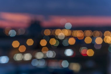 Bulanık bir akşam şehri manzarası