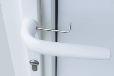 Kurucu eve yerleştirir ve plastik beyaz kapıyı ayarlar