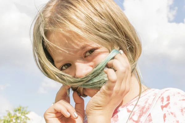 Fröhliches Junges Mädchen Posiert Einem Sonnigen Sommertag Vor Der Kamera — Stockfoto