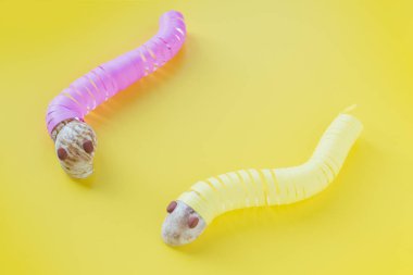 Solucan şeklinde yılbaşı ağacı için yılan.