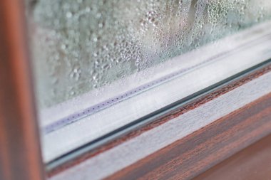İçeriden buğulanmış bir pencere parçası