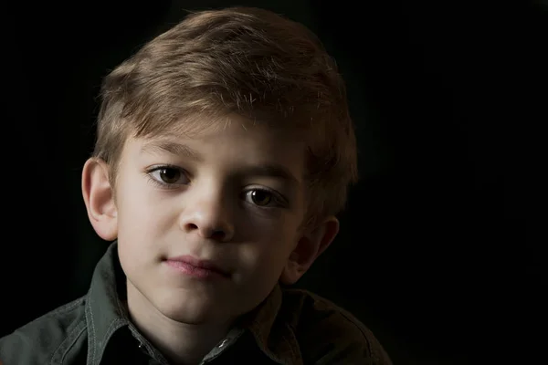 Portraitbild eines kleinen Jungen mit braunen Augen — Stockfoto