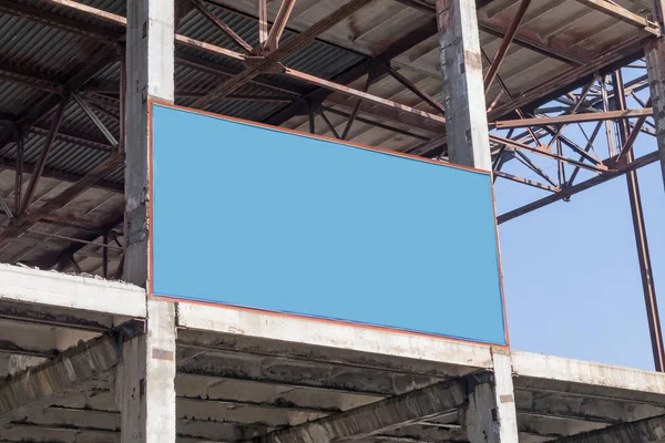 Un fragmento de la estructura oxidada de la antigua fábrica — Foto de Stock
