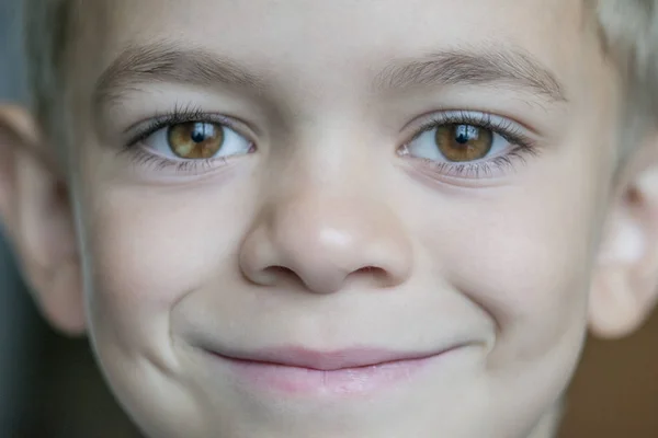 Kleiner Junge Lächelt Und Posiert Für Die Kamera — Stockfoto