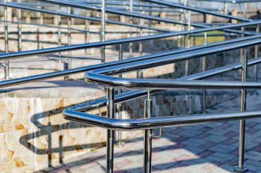 Bir metal korkuluk parçası.