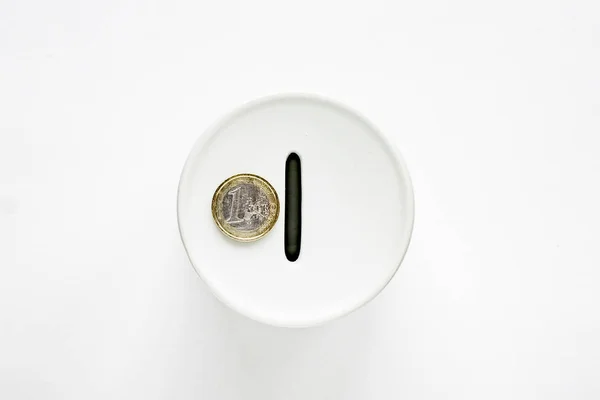 Tirelire blanche et pièce en euros — Photo