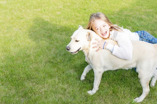 犬と遊ぶ少女 — ストック写真