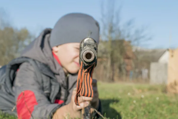 Niño jugando con pistola de juguete —  Fotos de Stock