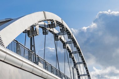  Bir yol köprüsünün metal destekleri