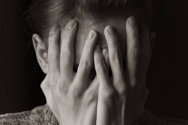 Moda bir saç modeli olan genç bir adam kameraya poz veriyor.