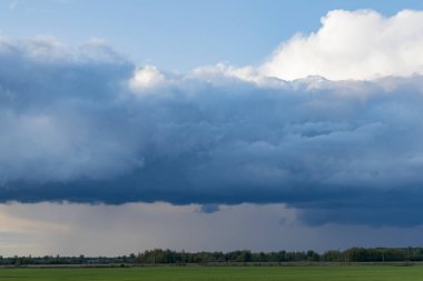 Akşam gökyüzünde sonbahar fırtınası bulutları