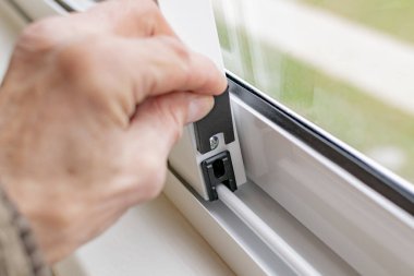 Kurucu alüminyum çerçeveyi ayarlar