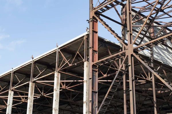 Un fragment de la structure rouillée de l'ancienne usine — Photo