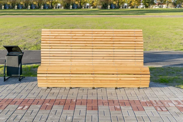 Banc en bois dans le parc — Photo