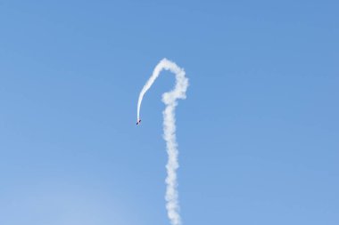 Küçük uçak gökyüzünde akrobasi yapıyor.