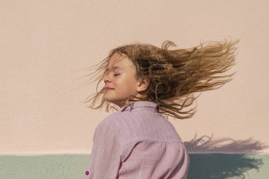 Genç kız kameranın önünde oynaşıyor.