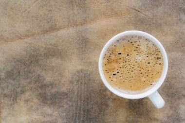 Bir fincan hindiba dekoratif arka planda duruyor.