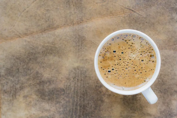 Bir fincan hindiba dekoratif arka planda duruyor.