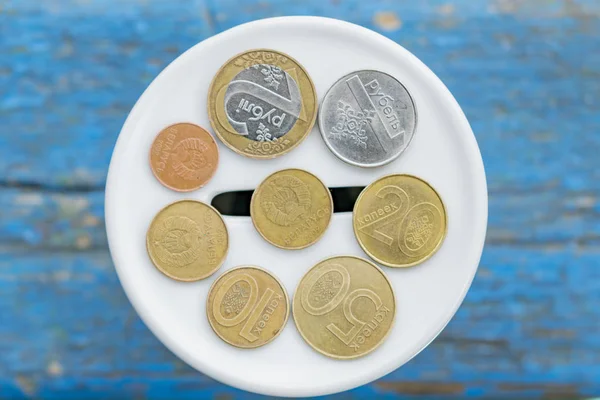 Banco Porquinho Porcelana Branca Com Moedas Diferentes — Fotografia de Stock