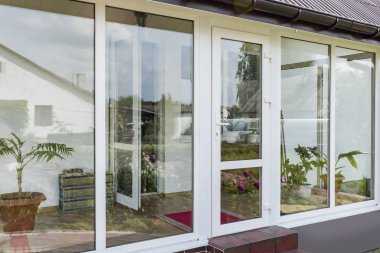 Plastik geniş bir verandanın bir parçası