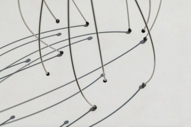 Işık arkaplanındaki baş için parça masajcısı