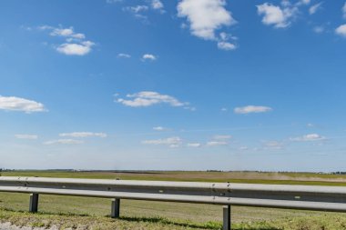 Güneşli bir yaz gününde şehrin dışındaki doğa manzarası