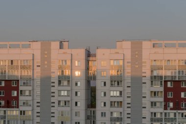 Gün batımında yeni mahallenin manzarası