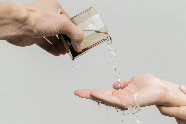 Fragmento Manos Humanas Vaso Agua —  Fotos de Stock