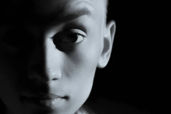 Gesichtsfragment Eines Jungen Mannes Einem Dunklen Raum — Stockfoto