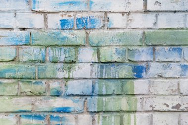Boyalarla boyanmış eski tuğla duvar.