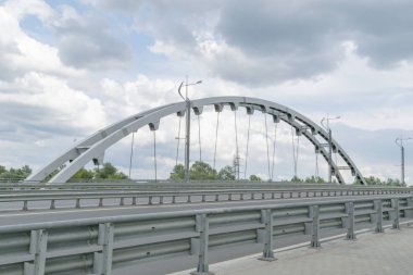  Bir yol köprüsünün metal destekleri