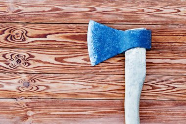 Dekoratif ahşap arka planda eski bir balta.