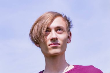 Farklı şeyler düşünen genç bir adamın kolajı.