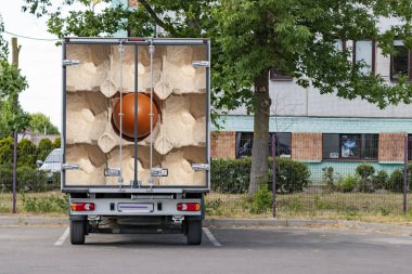Kapılarda yumurta tepsisi resmi olan kamyonların görüntüsü.