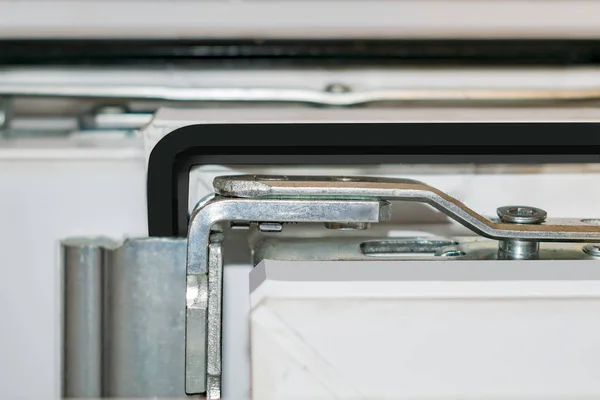 Plastikten yapılmış yeni pencere ayarlarının bir parçası