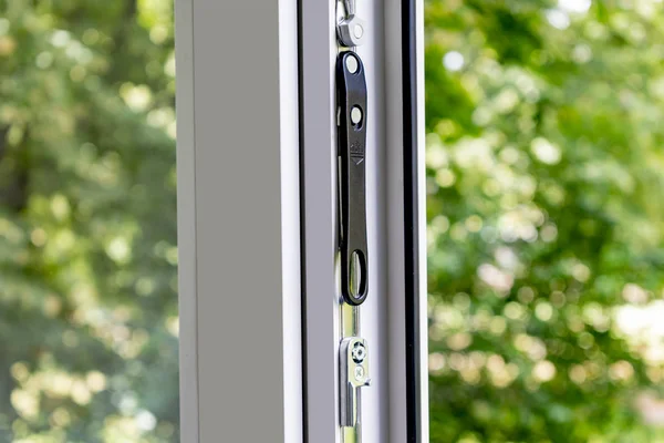 Plastik bir pencerenin parçası. Aksesuarlar, saplar, perdeler.