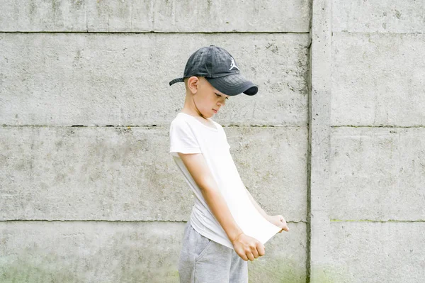 Liten Pojke Vit Shirt Poserar För Kameran — Stockfoto