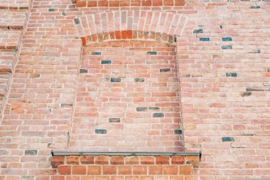 Eski bir binada kırmızı tuğla duvar