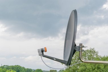 Duvarda asılı yeni uydu anteni