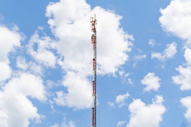 Antenli modern telefon kulesi