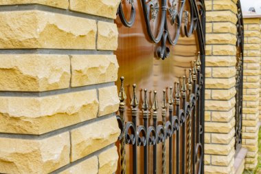 Tuğla sütunlu dekoratif metal çit