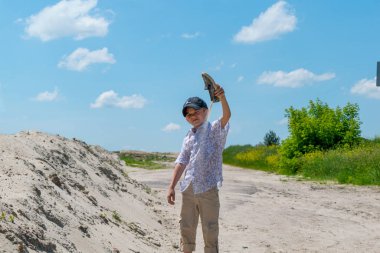 Kumda oynayan küçük çocuk