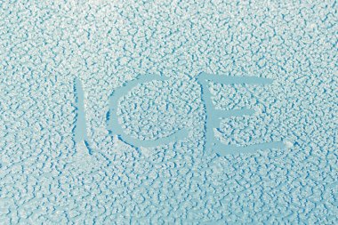 Buzlu arabadaki yazıt, buz.