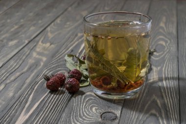 Dar yapraklı selvi çiçeğinin bitki koleksiyonundan çay ve gül.