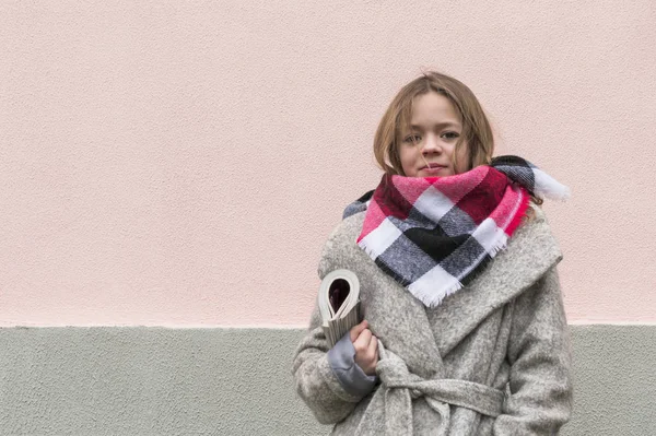 Jong meisje poseren in voor de camera — Stockfoto