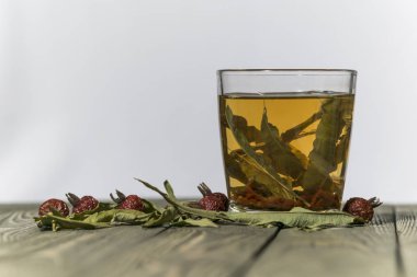 Dar yapraklı selvi çiçeğinin bitki koleksiyonundan çay ve gül.