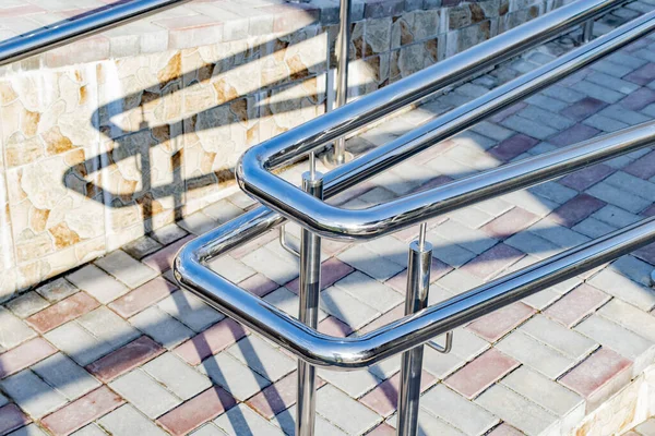 Bir metal korkuluk parçası.