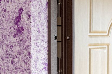 Evin duvarının bir kısmı sıvı duvar kağıdıyla kaplıydı. 