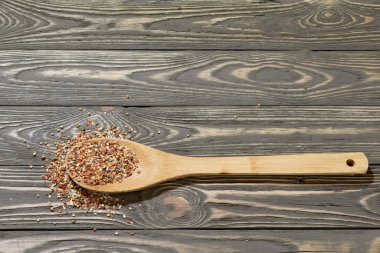 Farklı baharatlar, baharatlar ve ahşap kaşık.