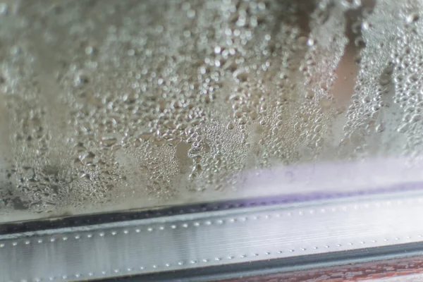 Un fragmento de una ventana empañada desde el interior — Foto de Stock